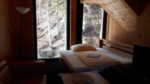 Postel nebo postele na pokoji v ubytování Krakonošova Dílna "WOODHAUS"