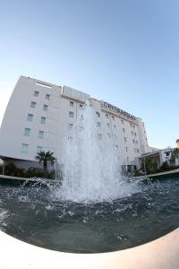 uma fonte de água em frente a um edifício em Centrum Palace Hotel & Resorts em Campobasso