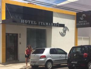 a woman standing in front of a hotel tampahat at Hotel Itamarati in Uberlândia