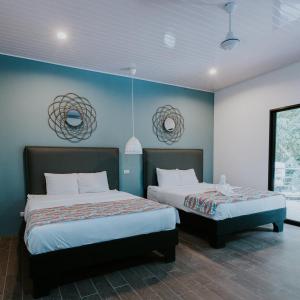Postel nebo postele na pokoji v ubytování La Posada Jungle Hotel