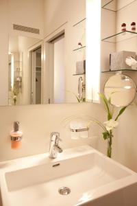een badkamer met een witte wastafel en een spiegel bij Schüttkasten Geras in Geras