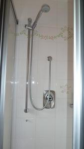 黑爾戈蘭島的住宿－艾利薩豪斯酒店，带淋浴喷头的浴室