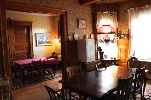 una cucina e una sala da pranzo con tavolo e sedie di Victorian Charm Inn a Towanda