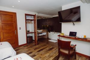 Телевизор и/или развлекательный центр в Jaya Machu Picchu Boutique Hotel