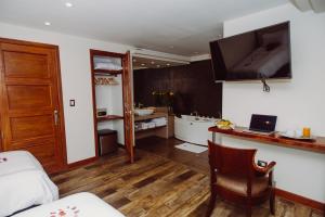 Camera con letto e bagno con vasca. di Jaya Machu Picchu Boutique Hotel a Machu Picchu