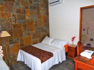 A bed or beds in a room at Pousada Paraguaya