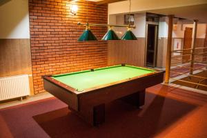 Pensjonat i Klub Jeździecki Michelin内的一张台球桌