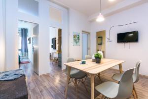 ein Esszimmer und ein Wohnzimmer mit einem Tisch und Stühlen in der Unterkunft Apartments Ve Smeckach 27 in Prag