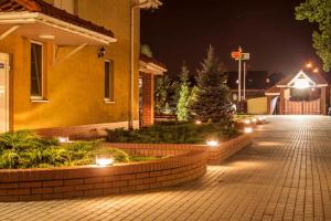 budynek z oświetleniem na ulicy w nocy w obiekcie Pensjonat i Klub Jeździecki Michelin we Włocławku