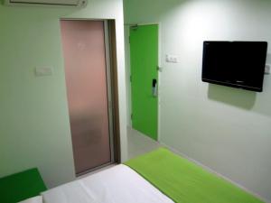 Habitación con cama y TV de pantalla plana. en ECO Hotel Putra Kajang, en Kajang