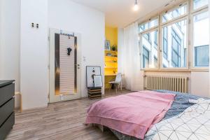 ein Schlafzimmer mit einem Bett und einem großen Fenster in der Unterkunft Apartments Ve Smeckach 27 in Prag