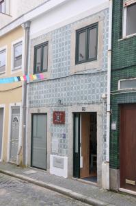 un edificio con una fachada de azulejos azules en una calle en Hostel Eleven, en Esposende