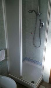 a bathroom with a shower with a tub and a toilet at Hotel Residence Degra in Salassa
