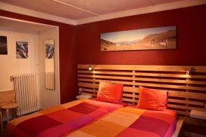 Rúm í herbergi á Adventure Hostel