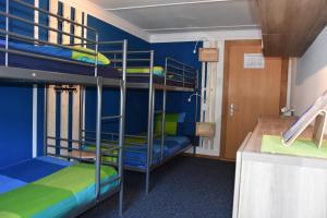 Rúm í herbergi á Adventure Hostel