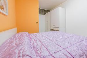 ポンペイにあるPompeii Domus Mariaのベッドルーム(紫の毛布付きのベッド1台付)