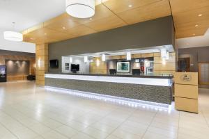 Fuajee või vastuvõtt majutusasutuses Ramada Plaza by Wyndham Prince George