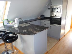 A kitchen or kitchenette at Oakwrights 