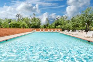 Piscina de la sau aproape de Days Inn by Wyndham Williamsburg Historic Area