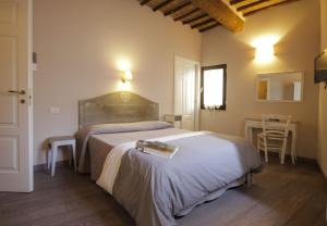 Schlafzimmer mit einem Bett, einem Tisch und Stühlen in der Unterkunft B&B Il Senesino in Siena