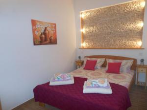 ポヴリャナにあるApartments Marinoのベッドルーム1室(ベッド1台、タオル2枚付)