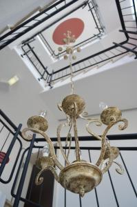 a chandelier hanging from a ceiling at Apart' Hotel in Kehl am Rhein