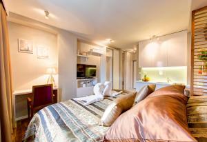 Cet appartement comprend une chambre avec un lit et une cuisine. dans l'établissement Luxury Studio Yasmine, à Mostar