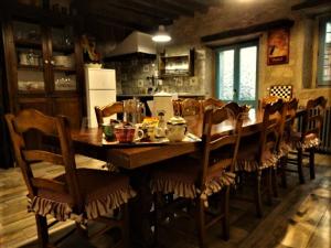 a wooden table and chairs in a kitchen at Casa Rural Cabo la Aldea in Mogarraz