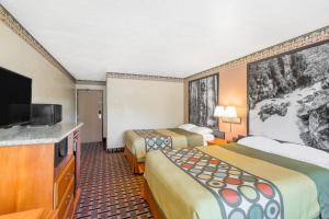 Un pat sau paturi într-o cameră la Super 8 by Wyndham Grants Pass