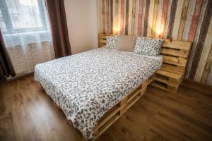 - une chambre avec un lit dans l'établissement Old Town modern apartment by Kovee, à Bratislava