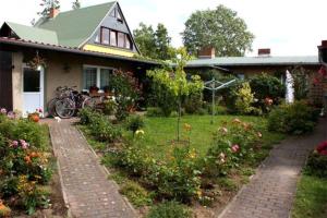 ケルピンセにあるFerienhaus Koelpinsee USE 2221の庭花園付きの家