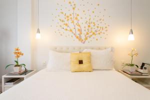 En eller flere senge i et værelse på Copacabana Beach Amazing Lux 2 Bedroom Apartment
