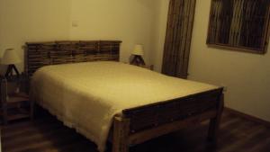 a bedroom with a large bed and two lamps at Quinta dos Gata in Nabainhos