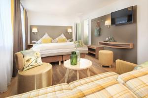 Postel nebo postele na pokoji v ubytování Hotel Gasthaus zum Zecher