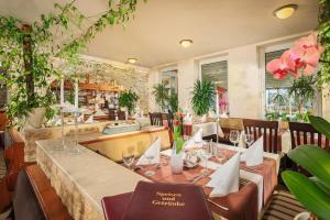Ресторант или друго място за хранене в Hotel Gasthaus zum Zecher