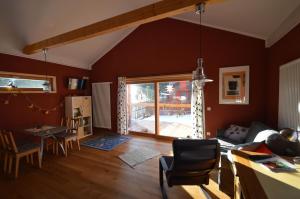 ein Wohnzimmer mit einem Tisch und ein Esszimmer in der Unterkunft Holzmichel in Friedrichroda