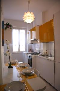 una cocina con una mesa con platos. en FHR-Appartamento a San Giovanni, en Roma