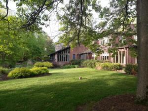 un cortile di una casa con un prato verde di The Inn at White Oak a Gettysburg