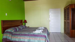 Postel nebo postele na pokoji v ubytování Anchorage Beach Resort Caye Caulker