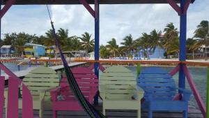Bazén v ubytování Anchorage Beach Resort Caye Caulker nebo v jeho okolí