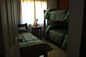 een kamer met twee stapelbedden en een raam bij Cabañas Pun May in Villarrica +20 foto's