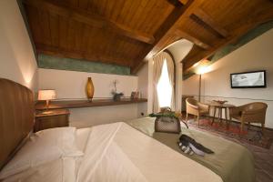 TV a/nebo společenská místnost v ubytování Albergo dell'Agenzia + 37 fotografií