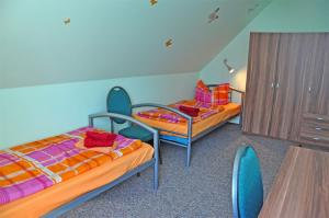 ヴァーレンにあるFerienhaus Waren SEE 8561の二段ベッド2台とテーブルが備わる客室です。