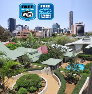 een uitzicht op een stad met een bord met gratis upgrade wdir bij Spring Hill Mews Apartments in Brisbane