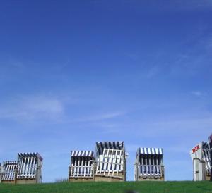 vier witte stoelen op een grasveld bij Leezdorfer Hof in Leezdorf