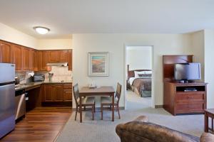 Кухня или мини-кухня в Staybridge Suites Everett - Paine Field, an IHG Hotel
