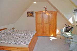 Schlafzimmer mit einem Bett und einem Holzschrank in der Unterkunft Ferienhaus Stolpe USE 2481 in Stolpe auf Usedom