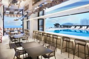 Bazén v ubytování Paradise Hotel Busan nebo v jeho okolí