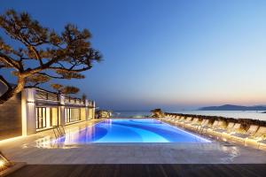 Bazén v ubytování Paradise Hotel Busan nebo v jeho okolí