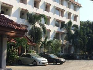 dois carros estacionados em frente a um edifício em Earth Mansion Sai 5 em Sam Phran